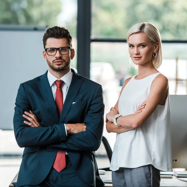 Knappe Zakenman Aantrekkelijke Zakenvrouw Staande Met Gekruiste Armen Kijken Naar — Stockfoto