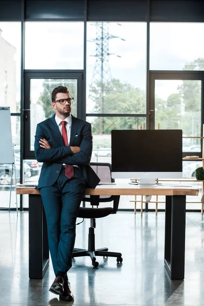 Stilig Man Glasögon Stående Med Korsade Armar Nära Datorskärm Med — Stockfoto