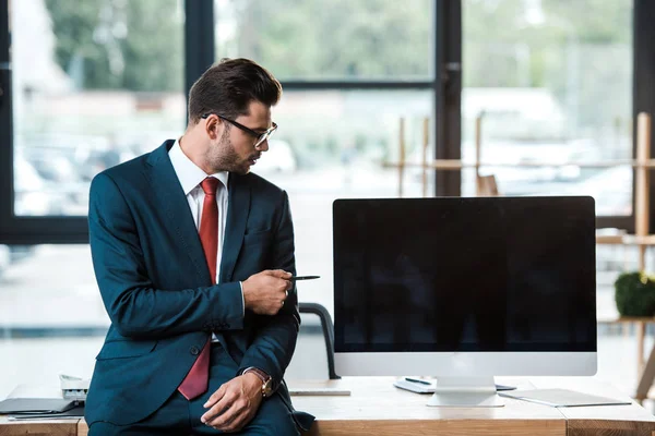 Handsome Man Glasses Holding Pen Looking Computer Monitor Blank Screen — Stock Photo, Image