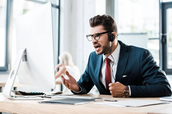 Selektiv Fokus Emotionell Man Glasögon Och Headset Som Arbetar Office — Stockfoto