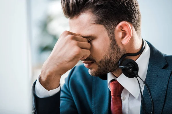 Empresário Cansado Fone Ouvido Com Olhos Fechados Cobrindo Rosto Escritório — Fotografia de Stock