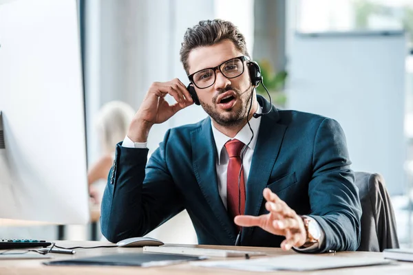 Selective Focus Bearded Businessman Headset Gesturing Office — Stock Photo, Image