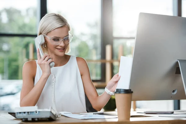 Foco Seletivo Mulher Negócios Loira Atraente Sorrindo Falar Telefone Retro — Fotografia de Stock