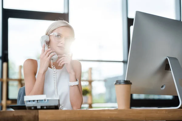 Enfoque Selectivo Mujer Negocios Pensativa Hablando Teléfono Retro Cerca Taza — Foto de Stock