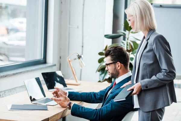 Selective Focus Man Woman Looking Laptops Blank Screens — Stock Photo, Image