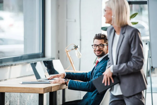 Selective Focus Happy Bearded Man Using Laptop Looking Cheerful Blonde — Stock Photo, Image