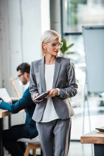 Selektiv Fokus Blonda Affärskvinna Glasögon Holding Notebook Nära Medarbetare Office — Stockfoto