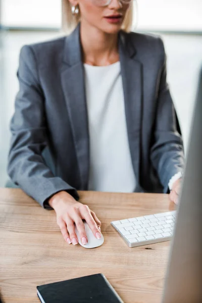 Abgeschnittene Ansicht Einer Geschäftsfrau Mit Computermaus Büro — Stockfoto