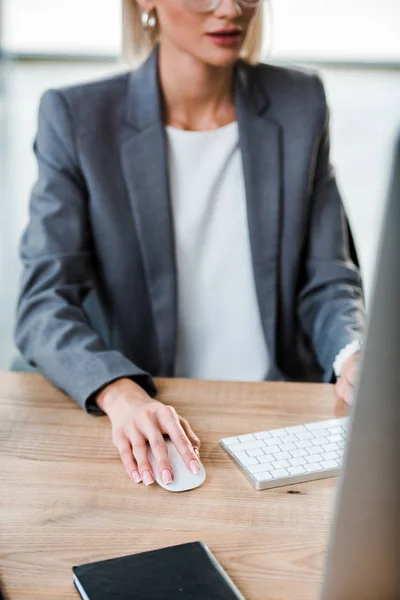 Vue Recadrée Femme Affaires Utilisant Souris Ordinateur Dans Bureau — Photo