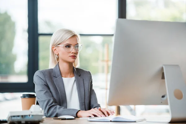 Enfoque Selectivo Atractiva Mujer Negocios Escribiendo Teclado Computadora Oficina — Foto de Stock