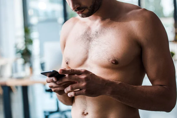 Vista Recortada Del Hombre Sin Camisa Musculoso Utilizando Teléfono Inteligente — Foto de Stock