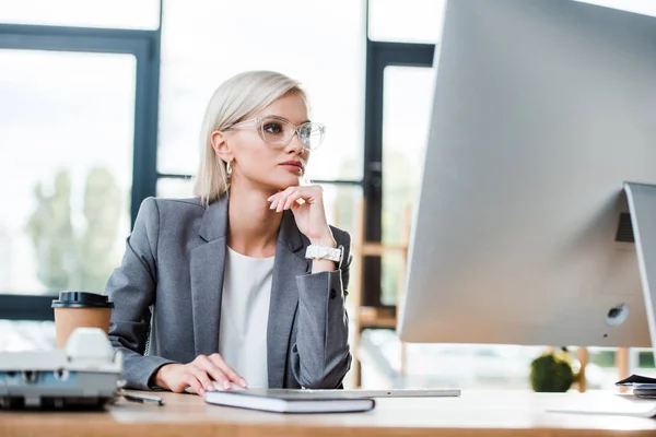 Atractiva Mujer Rubia Gafas Mirando Monitor Ordenador Oficina —  Fotos de Stock