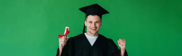 Colpo Panoramico Studente Eccitato Berretto Accademico Possesso Diploma Mostrando Gesto — Foto Stock