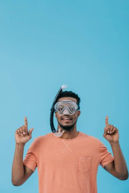 mavi izole parmakları ile işaret dalış maskesi neşeli afrikalı amerikalı adam 