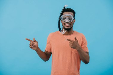 mavi izole parmakları ile işaret dalış maskesi pozitif afro-amerikan adam 