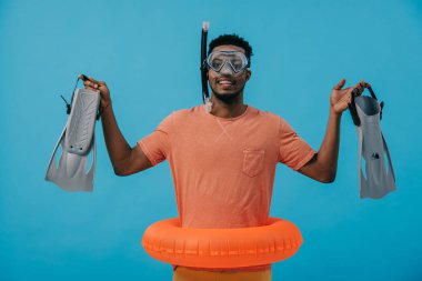 dalış maskesi içinde mutlu afrikalı amerikalı adam takla tutan ve mavi ayakta 
