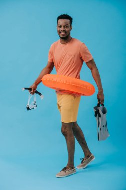 dalış maskesi içinde mutlu afrikalı amerikalı adam takla tutan ve mavi ayakta 