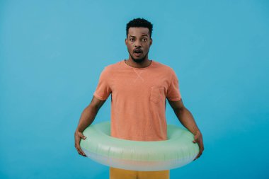 mavi izole şişme halka ile ayakta afro-amerikan adam şaşırttı 