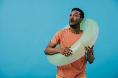 mavi izole yüzme halkası ile ayakta afro-amerikan adam şaşırttı 