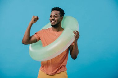 mavi izole kutlarken yüzme halkası gesturing ile mutlu afrikalı amerikalı adam 