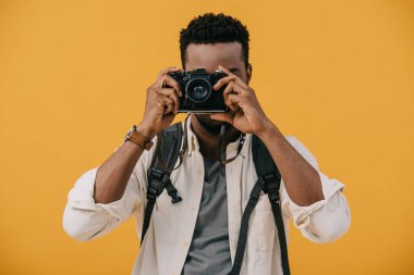 turuncu izole dijital kamera ile yüz kapsayan kıvırcık afrikalı amerikalı fotoğrafçı 