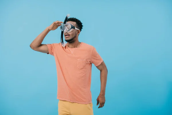 Afro Americano Homem Mergulho Máscara Isolado Azul — Fotografia de Stock