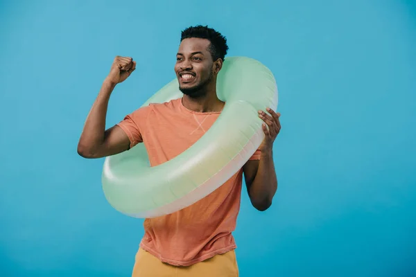 블루에 축하하는 몸짓과 행복한 아프리카 미국인 — 스톡 사진