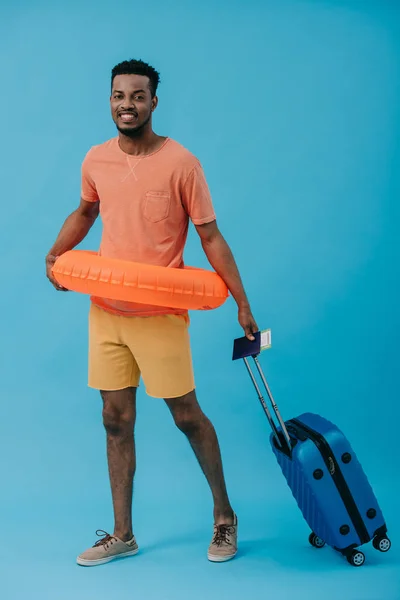 Vrolijke African American Tourist Standing Met Paspoort Bagage Blauw — Stockfoto