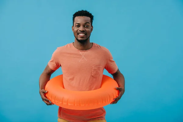 Uomo Afroamericano Sorridente Piedi Con Anello Gonfiabile Isolato Blu — Foto Stock