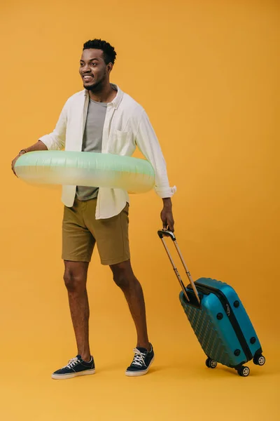 Веселий Афроамериканський Чоловік Стоїть Плавальним Кільцем Багажем Апельсині — стокове фото