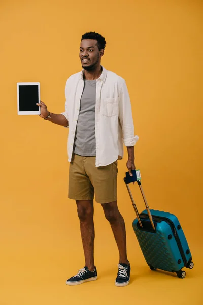 Glücklicher Afrikanisch Amerikanischer Mann Steht Mit Gepäck Und Hält Digitales — Stockfoto