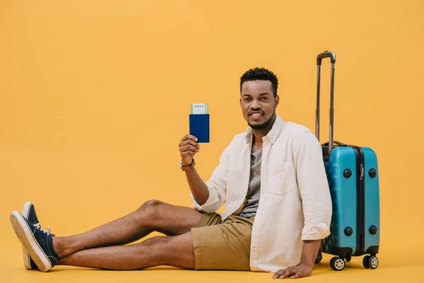 Hombre Afroamericano Feliz Sosteniendo Pasaporte Con Billete Avión Sentado Cerca — Foto de Stock