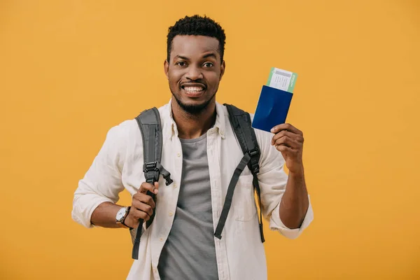 Homem Americano Africano Feliz Com Mochila Segurando Passaporte Com Bilhete — Fotografia de Stock