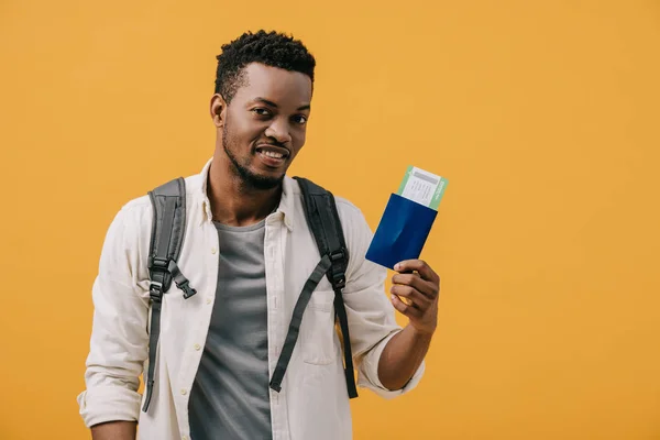 Fröhlicher Afrikanisch Amerikanischer Mann Mit Rucksack Reisepass Und Flugticket Isoliert — Stockfoto