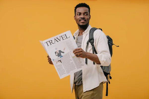 Allegro Uomo Afroamericano Piedi Con Zaino Tenendo Isolato Giornale Viaggio — Foto Stock