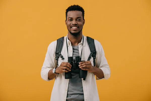 Alegre Afroamericano Hombre Sosteniendo Binoculares Aislado Naranja — Foto de Stock