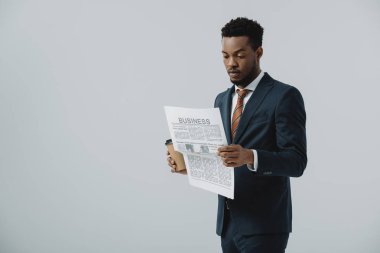 yakışıklı sakallı afrikalı-amerikalı adam gri izole iş gazetesi okuma 
