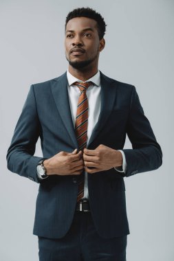 yakışıklı afro-amerikan adam gri izole resmi giyim dokunmadan 