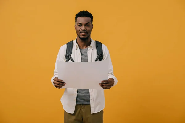 オレンジ色に隔離された白紙を持つ幸せなアフリカ系アメリカ人男性 — ストック写真