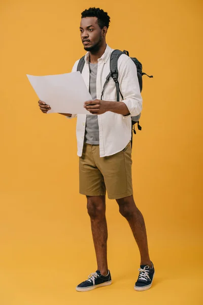オレンジに白紙を持つハンサムなアフリカ系アメリカ人男性 — ストック写真