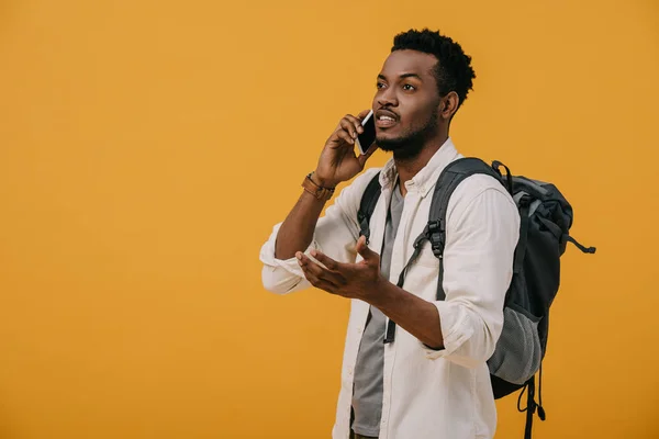 Encaracolado Homem Americano Africano Falando Smartphone Enquanto Isolado Laranja — Fotografia de Stock