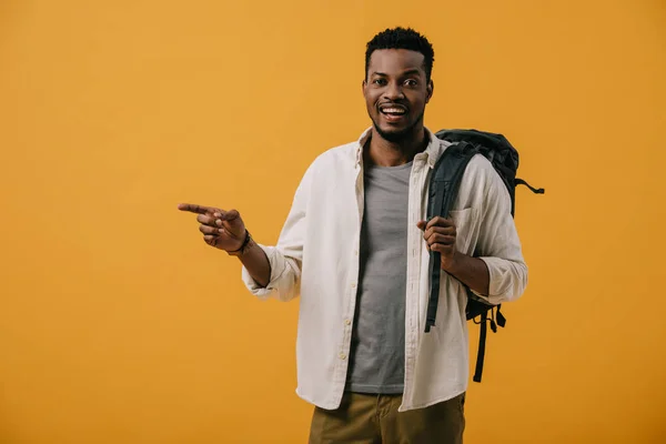 Happy African American Man Pointing Finger While Standing Backpack Isolated — Stock Photo, Image