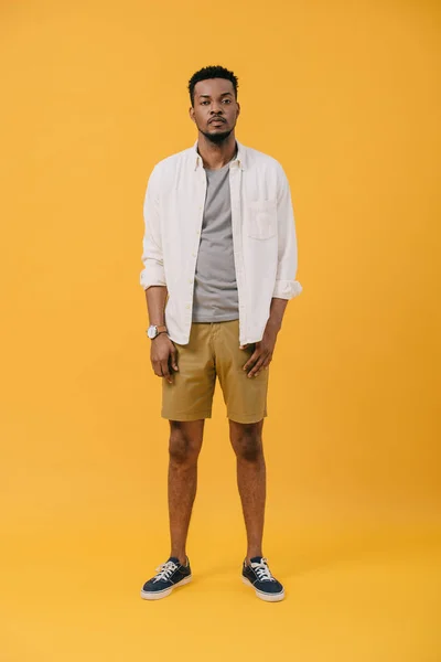 Snygg Och Lockig Afrikansk Amerikansk Man Tittar Kameran Orange — Stockfoto