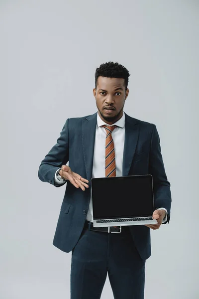 Guapo Afroamericano Hombre Gesto Mientras Sostiene Portátil Con Pantalla Blanco — Foto de Stock