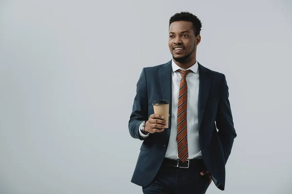 Feliz Empresário Afro Americano Segurando Copo Papel Isolado Cinza — Fotografia de Stock