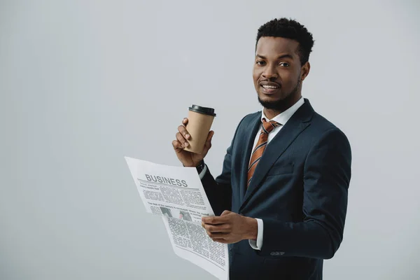 Hombre Afroamericano Feliz Sosteniendo Periódico Negocios Taza Papel Aislado Gris — Foto de Stock