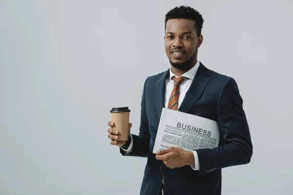 Fröhlicher Afrikanisch Amerikanischer Mann Hält Wirtschaftszeitung Und Pappbecher Isoliert Auf — Stockfoto