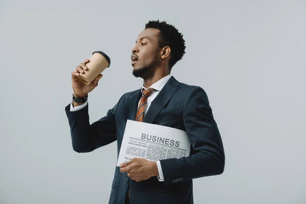 Guapo Barbudo Hombre Afroamericano Bebiendo Café Para Mantener Periódico Negocios —  Fotos de Stock