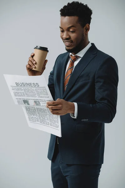 Fröhlicher Afrikanisch Amerikanischer Mann Liest Wirtschaftszeitung Und Hält Pappbecher Isoliert — Stockfoto