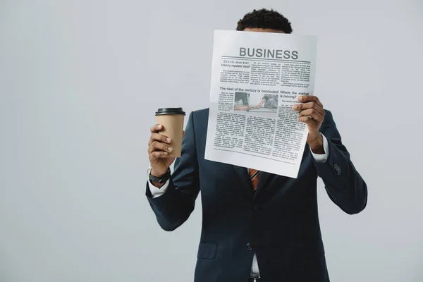 Hombre Afroamericano Sosteniendo Taza Desechable Cubriendo Cara Mientras Lee Periódico — Foto de Stock